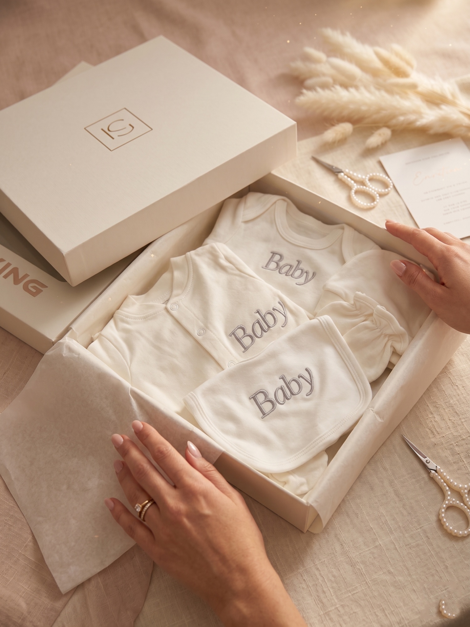 Minimalist Solid Color Embroid - Baby Clothing Keepsake 评论和价格